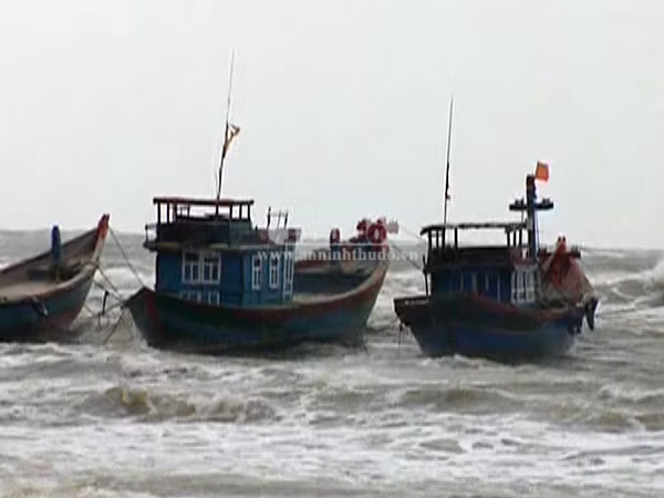 Sóng biển nhấn chìm ghe cá, một ngư dân mất tích ảnh 1