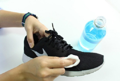 Cách đánh bay mùi hôi chân khi đi giày vào mùa hè ảnh 1 Cách đánh bay mùi hôi chân khi đi giày vào mùa hè ảnh 1