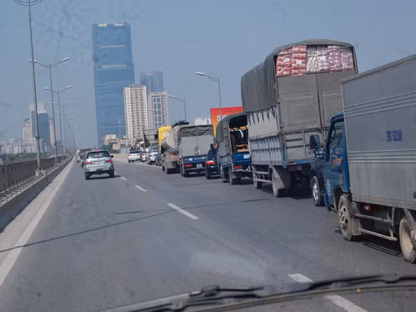 Đón trả khách trái phép ở đường cao tốc trên cao: Phạt cả người đi bộ và lái xe ảnh 2