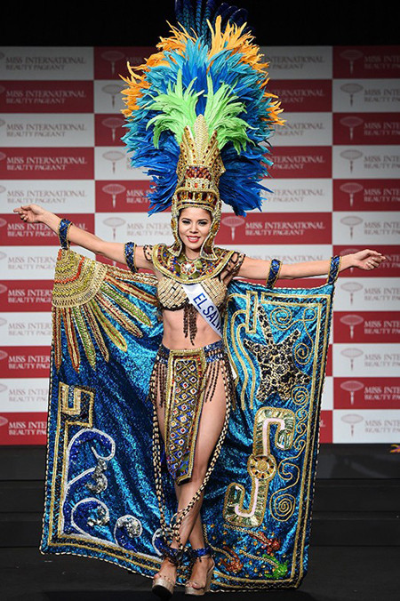 HHQT 2014: Áo dài Việt Nam lọt Top 10 trang phục truyền thống đẹp nhất ảnh 6