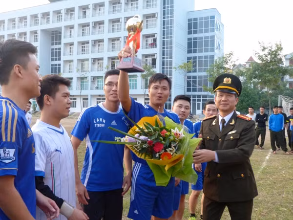 Sôi nổi giải bóng đá chào mừng ngày Nhà giáo Việt Nam ảnh 10