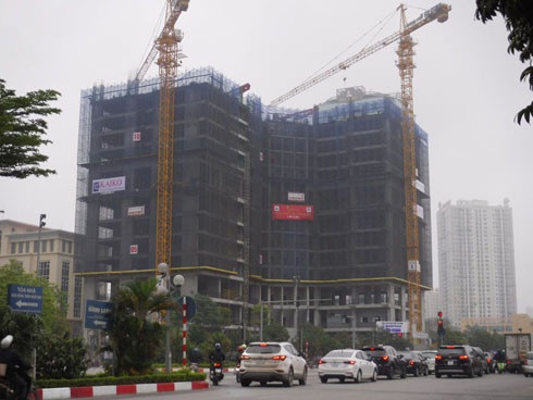 Nghề "lạ" ở Hà Nội: Khi nhân viên công sở làm việc ở... vỉa hè ảnh 1