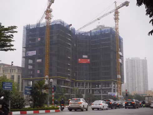 Nghề "lạ" ở Hà Nội: Khi nhân viên công sở làm việc ở... vỉa hè ảnh 1