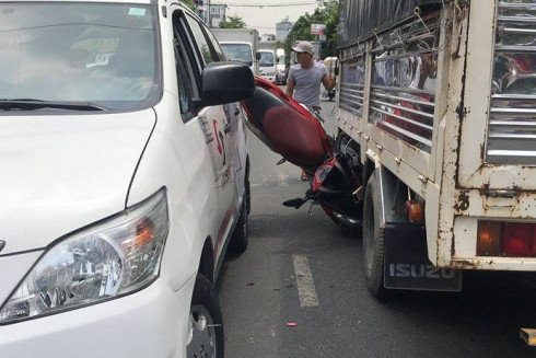 Những kỹ năng đi xe máy an toàn mà ai cũng cần biết ảnh 2