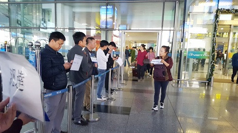 Vì sao tiếp diễn tình trạng nhân viên sân bay bị cò mồi xe taxi dù hành hung? ảnh 2