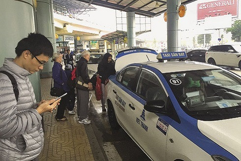 Vì sao tiếp diễn tình trạng nhân viên sân bay bị cò mồi xe taxi dù hành hung? ảnh 3