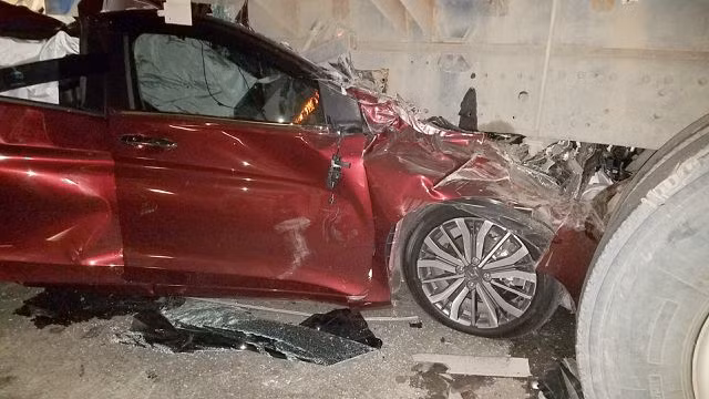 [AUDIO 23-8-3019] Ô tô con nát bét dưới gầm xe tải, gia đình 4 người thoát chết thần kỳ ảnh 1