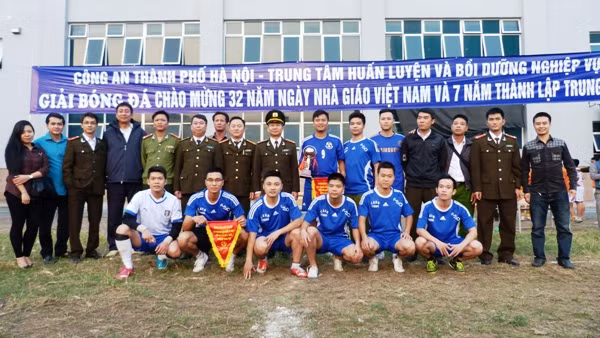 Sôi nổi giải bóng đá chào mừng ngày Nhà giáo Việt Nam ảnh 2