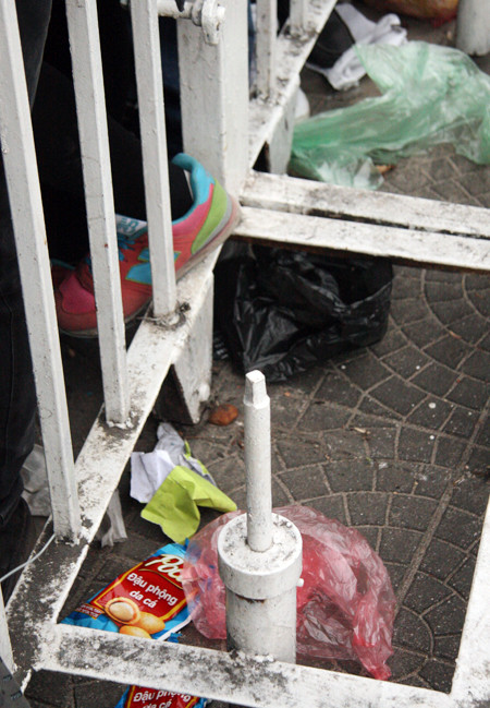 Ngàn người trắng đêm chầu chực, chen lấn mua vé xem trận Việt Nam-Malaysia ảnh 16