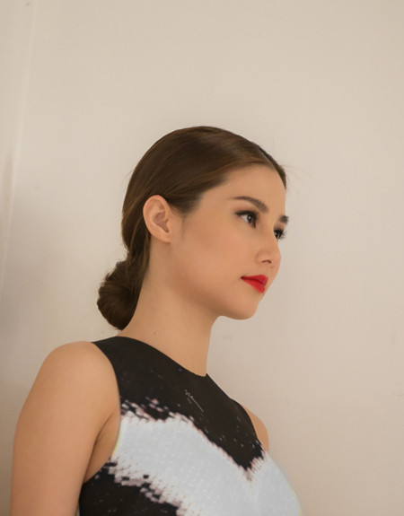 Diễm My 9X làm “nàng thơ” của NTK Adrian Anh Tuấn ảnh 4 Diễm My 9X làm “nàng thơ” của NTK Adrian Anh Tuấn ảnh 4