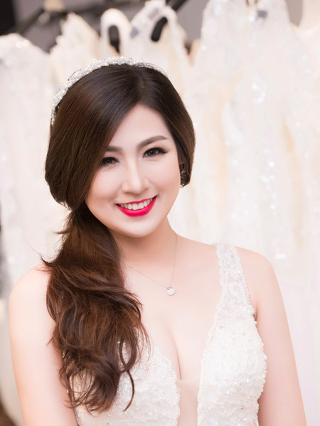Á hậu Tú Anh khéo khoe vòng 1 căng tròn cùng váy cưới ảnh 1