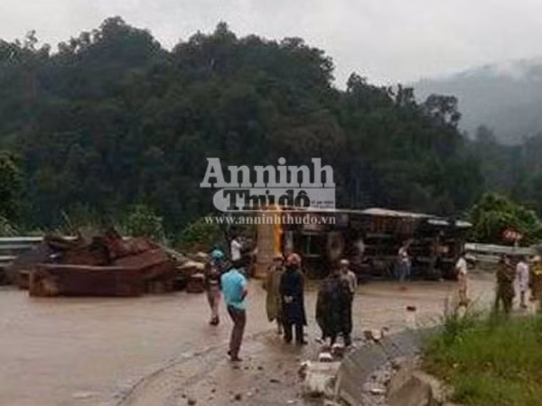 Lật xe chở gỗ, 3 người thương vong ảnh 1