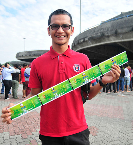 Xem CĐV Malaysia xếp hàng mua vé một cách ý thức ảnh 5