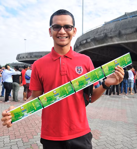 Xem CĐV Malaysia xếp hàng mua vé một cách ý thức ảnh 5