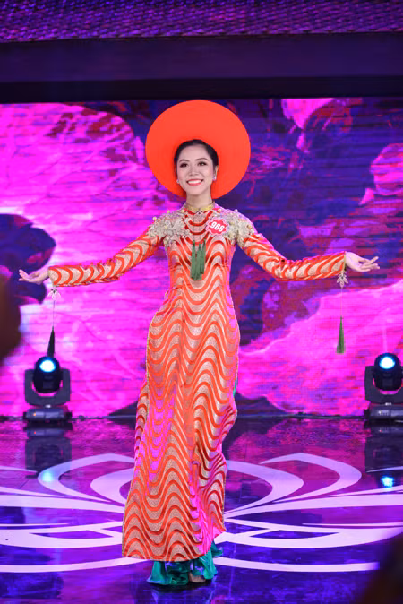 Thí sinh Hoa hậu Việt Nam 2014 duyên dáng trong phần thi áo dài ảnh 3