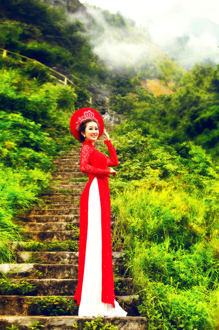 MC Kim Trang khoe sắc trên Thành nhà Mạc ở Lạng Sơn ảnh 2