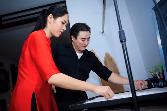 Nguyễn Thị Loan học vẽ tranh cát thi tài năng Miss world ảnh 3