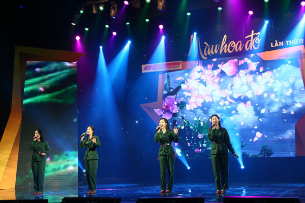 Sâu lắng đầy cảm xúc trong đêm nhạc tri ân "Màu hoa đỏ" ảnh 3 Sâu lắng đầy cảm xúc trong đêm nhạc tri ân "Màu hoa đỏ" ảnh 3