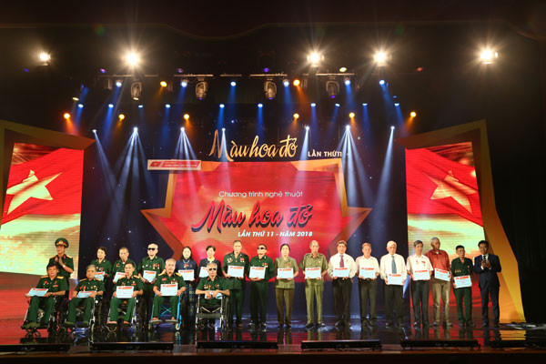 Sâu lắng đầy cảm xúc trong đêm nhạc tri ân "Màu hoa đỏ" ảnh 8 Sâu lắng đầy cảm xúc trong đêm nhạc tri ân "Màu hoa đỏ" ảnh 8