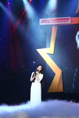 Sâu lắng đầy cảm xúc trong đêm nhạc tri ân "Màu hoa đỏ" ảnh 5 Sâu lắng đầy cảm xúc trong đêm nhạc tri ân "Màu hoa đỏ" ảnh 5