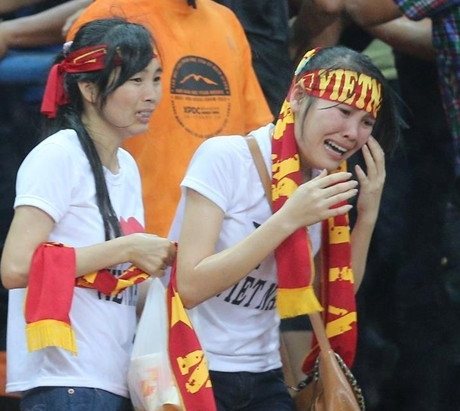 CĐV Việt Nam bị CĐV Malaysia hành hung trên khán đài ảnh 2