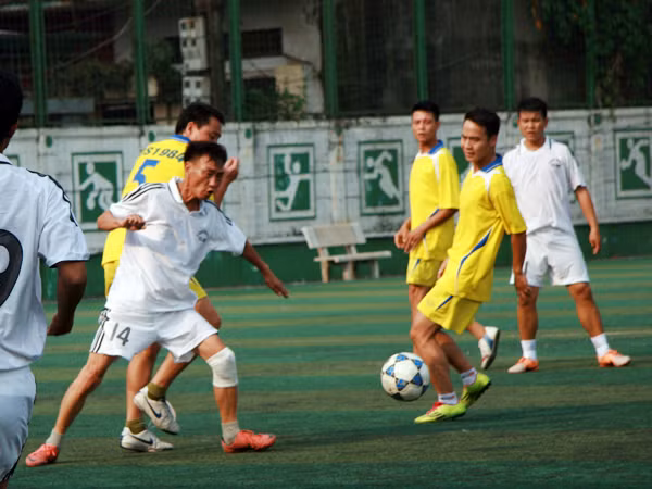 Sôi nổi giải bóng đá quận Hoàn Kiếm năm 2014 ảnh 1