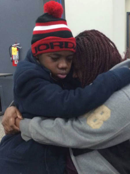 Cậu bé 13 tuổi đoàn tụ với mẹ đẻ sau 4 năm bị cha và mẹ kế giam giữ ảnh 1