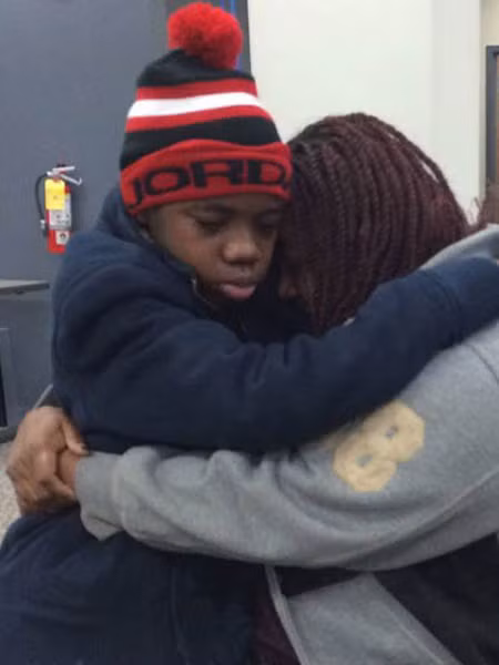 Cậu bé 13 tuổi đoàn tụ với mẹ đẻ sau 4 năm bị cha và mẹ kế giam giữ ảnh 1