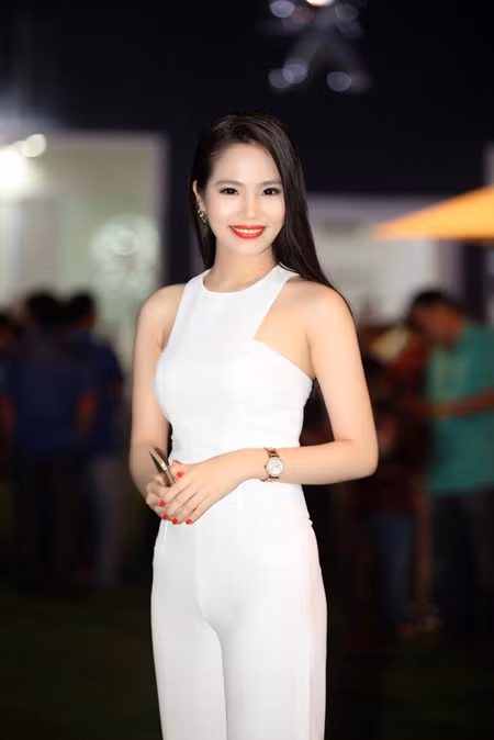 Nữ hoàng Du lịch Dương Kim Ánh “ton sur ton cây trắng” rạng ngời ảnh 2