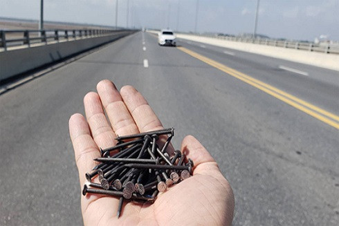 Hành vi rải đinh trên đường lộ bị xử lý thế nào ảnh 2