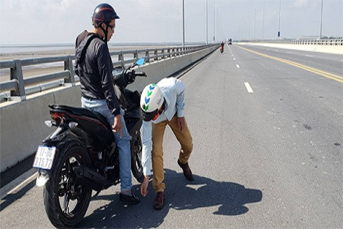 Hành vi rải đinh trên đường lộ bị xử lý thế nào ảnh 1