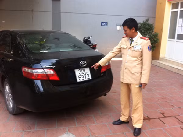Xe Camry gắn biển giả “dạo phố” ảnh 1