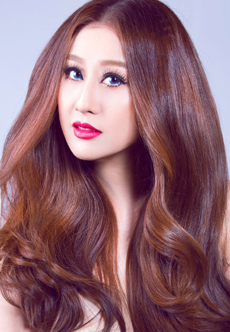 Cận cảnh gương mặt búp bê của MC Kim Trang ảnh 1