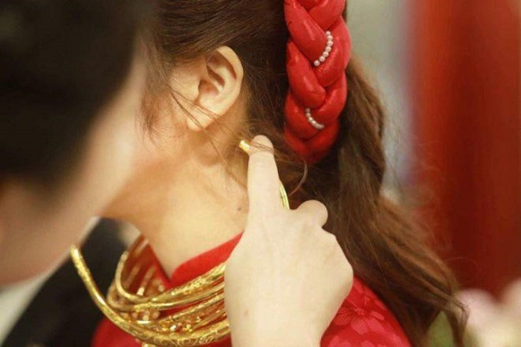 Những cô dâu "vẹo cổ" vì đeo vàng ngày cưới ảnh 3