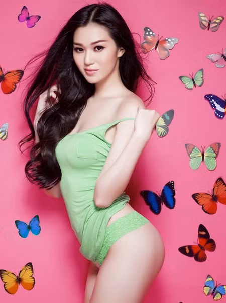 Khánh My tiếp tục tung ảnh “kiệm vải” khoe đường cong nóng bỏng ảnh 1