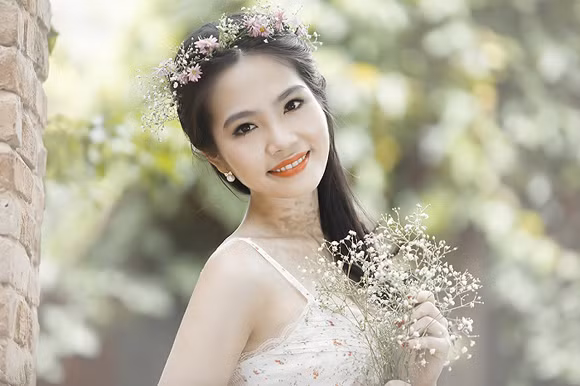 Dương Kim Ánh khoe làn da trắng ngần và đôi vai trần gợi cảm ảnh 6