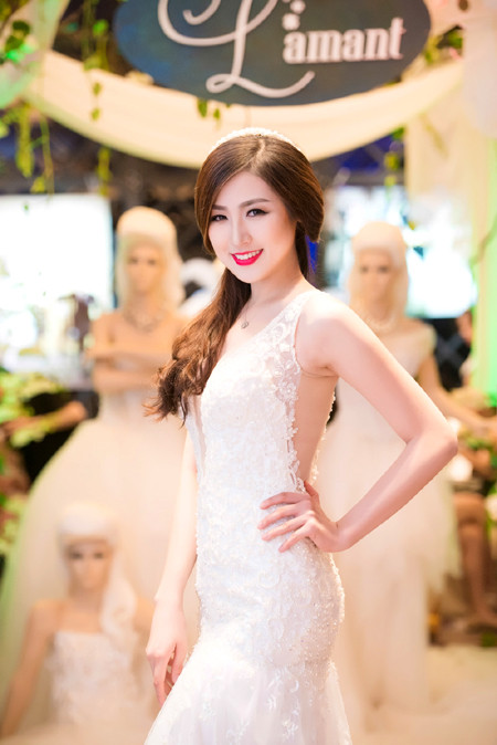 Á hậu Tú Anh khéo khoe vòng 1 căng tròn cùng váy cưới ảnh 7