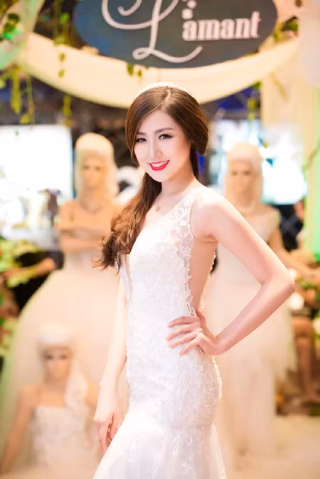 Á hậu Tú Anh khéo khoe vòng 1 căng tròn cùng váy cưới ảnh 7