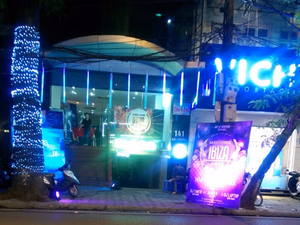 Quán bar trá hình làm khổ người dân ảnh 1