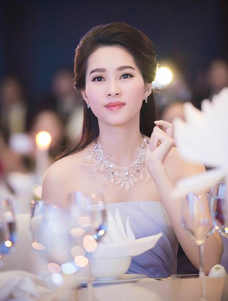 Hoa hậu Đặng Thu Thảo rạng ngời với vai trần gợi cảm ảnh 7