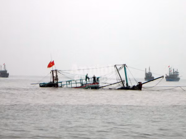 Tàu cá đắm do đâm phải đá ngầm, 10 ngư dân may mắn được cứu sống ảnh 1