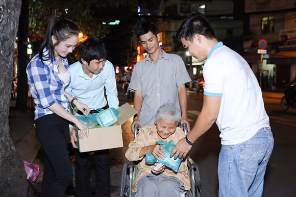 Nữ hoàng Du lịch Dương Kim Ánh giản dị đi trao quà từ thiện ảnh 5