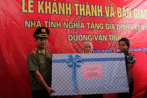 Trao tặng nhà tình nghĩa cho thân nhân liệt sỹ Dương Văn Tỉnh ảnh 2