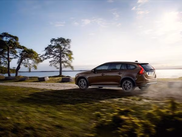 Volvo V60 Cross Country sẵn sàng cho Los Angeles Auto Show ảnh 6