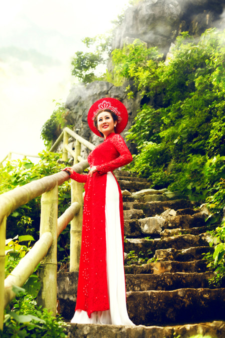 MC Kim Trang khoe sắc trên Thành nhà Mạc ở Lạng Sơn ảnh 1