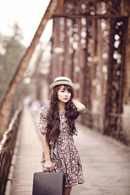 Mẫu ảnh Nga Tây hoài niệm Hà Nội trên cây cầu trăm tuổi ảnh 3