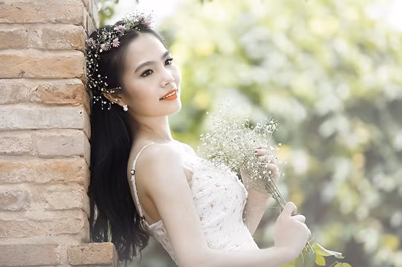 Dương Kim Ánh khoe làn da trắng ngần và đôi vai trần gợi cảm ảnh 5