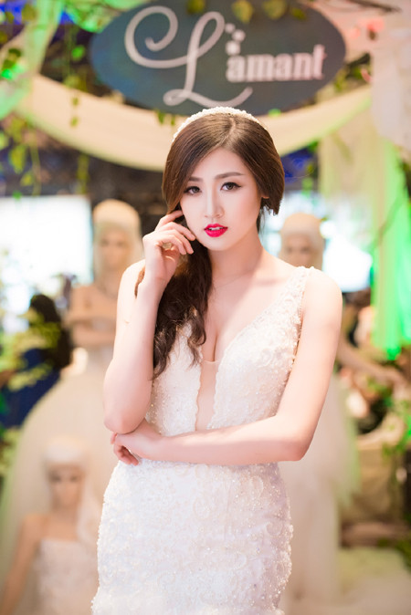 Á hậu Tú Anh khéo khoe vòng 1 căng tròn cùng váy cưới ảnh 6