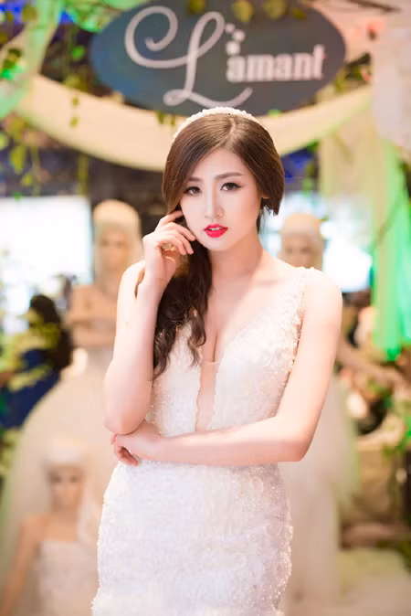 Á hậu Tú Anh khéo khoe vòng 1 căng tròn cùng váy cưới ảnh 6
