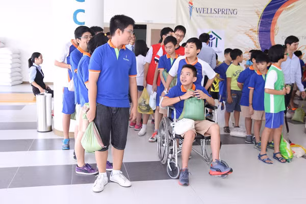 Nghệ sĩ Việt hào hứng gom từng túi gạo nhỏ làm từ thiện ảnh 3